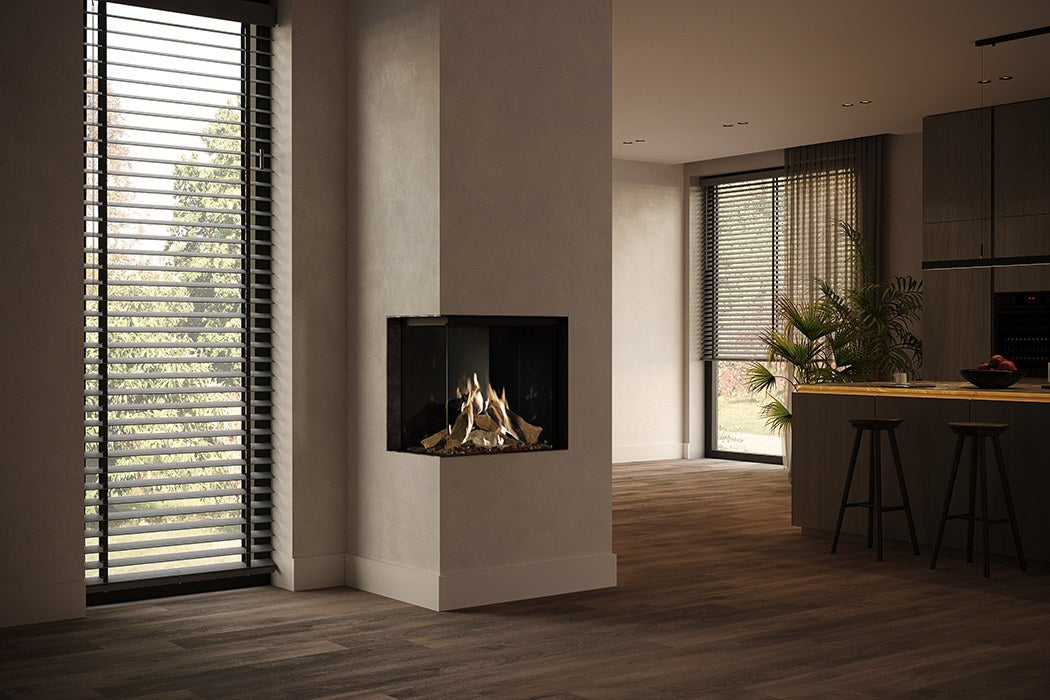 Șemineu pe gaz DRU Maestro 60/2 încastrat într-o coloană, cu geam frontal și geam lateral pe stânga, interior negru și bușteni maro