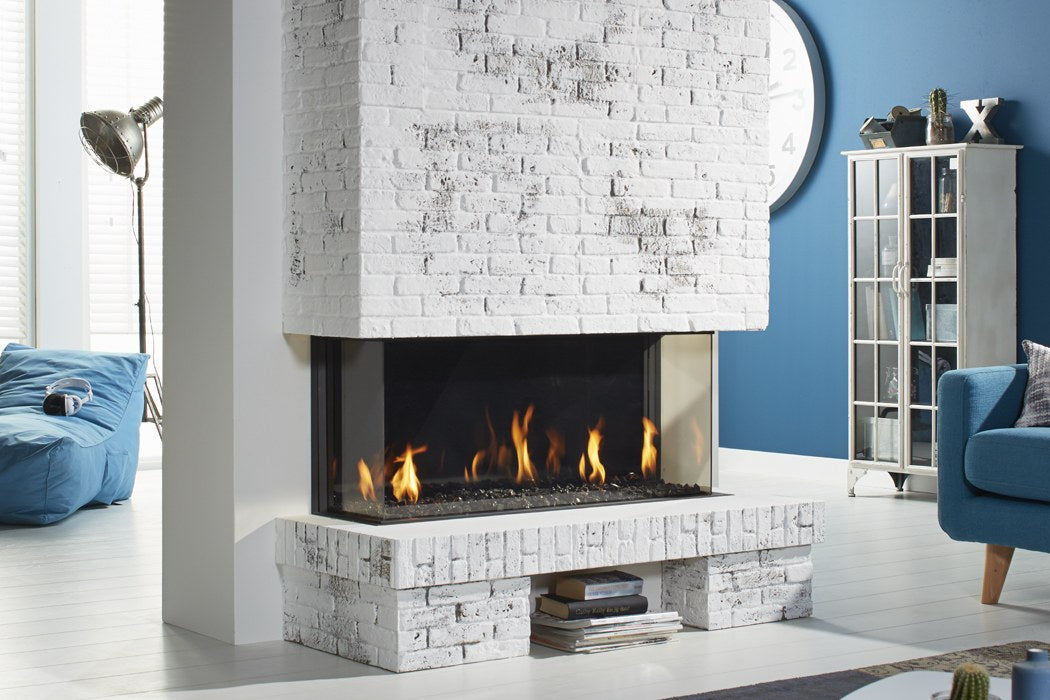 DRU Global 100 Triple BF pe gaz, vedere apropiată, cu decor din sticlă antracit și flăcări liniare, sub coș din cărămidă albă