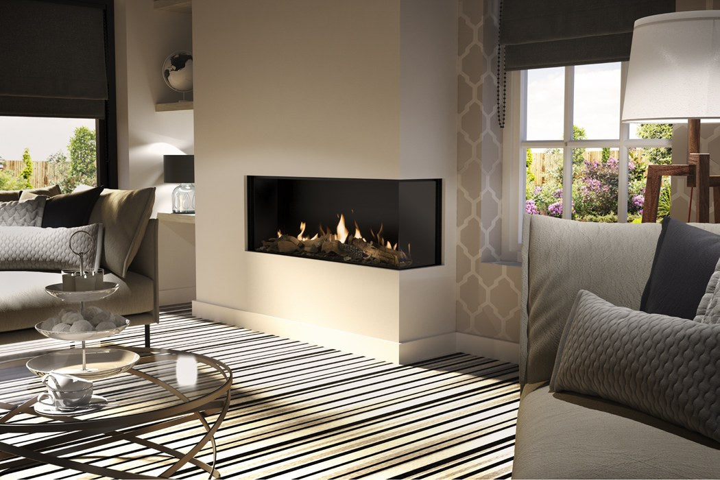 Șemineu pe gaz DRU Global 120 Corner BF, varianta dreapta (geam lateral în dreapta), în colțul unui coș fals crem, interior negru și lemne maro, într-o cameră de zi