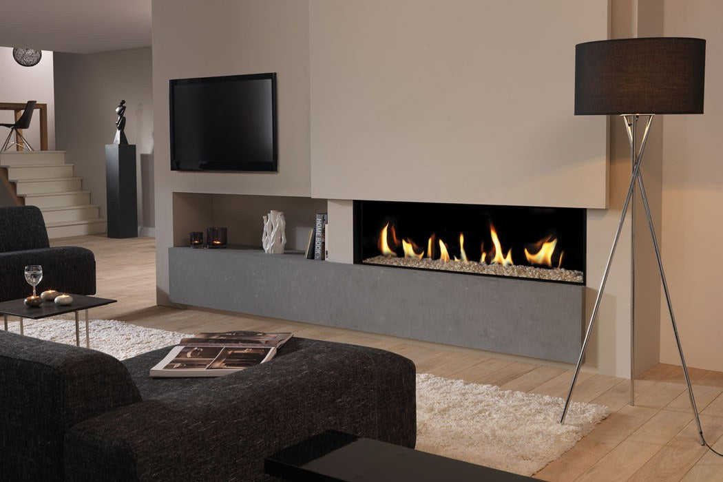 DRU Metro 150XT cu decor de pietre albe Carrara și interior Ceraglass negru, șemineu pe gaz frontal de 150 cm
