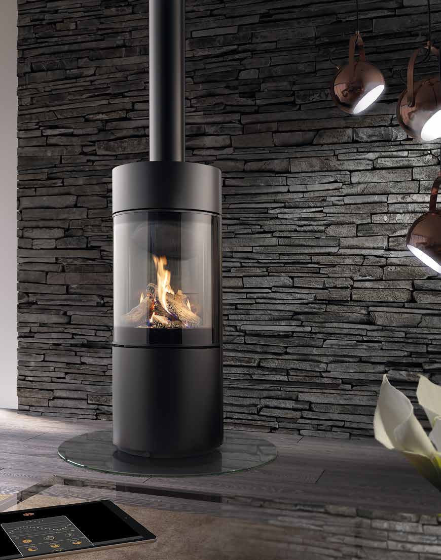 DRU Passo Eco Wave Nero, vedere apropiată: sobă rotundă cu geam curbat, flăcări înalte peste bușteni maro, aplicația DRU Fire pe tabletă